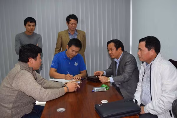 Đại tá Lê Quốc Hùng, Giám đốc Công an tỉnh Thừa Thiên-Huế (áo trắng) trực tiếp đấu tranh với nghi phạm Nguyễn Hoàng Tâm. Đại tá Lê Quốc Hùng, Giám đốc Công an tỉnh Thừa Thiên-Huế (áo trắng) trực tiếp đấu tranh với nghi phạm Nguyễn Hoàng Tâm.