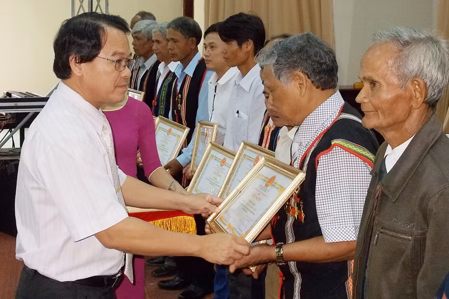 Thành ủy Pleiku khen thưởng những điển hình học tập và làm theo gương Bác. Ảnh: T.N