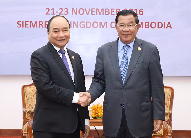 Thủ tướng Nguyễn Xuân Phúc và Thủ tướng Campuchia Hun Sen tại cuộc hội đàm trước thềm Hội nghị cấp cao Campuchia-Lào-Việt Nam lần thứ 9 tại Siem Reap, Campuchia - Ảnh: VGP