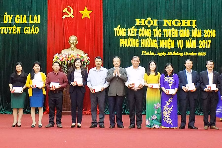 Trao các danh hiệu khen thưởng. Ảnh: T.N Trao các danh hiệu khen thưởng