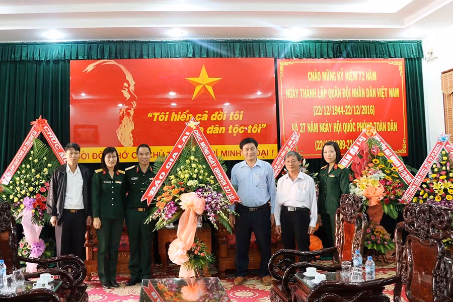 Lãnh đạo Báo Gia Lai tặng hoa chúc mừng cán b ộ, chiến sĩ Binh đoàn 15 nhân ngày 22-12. Ảnh: H.T