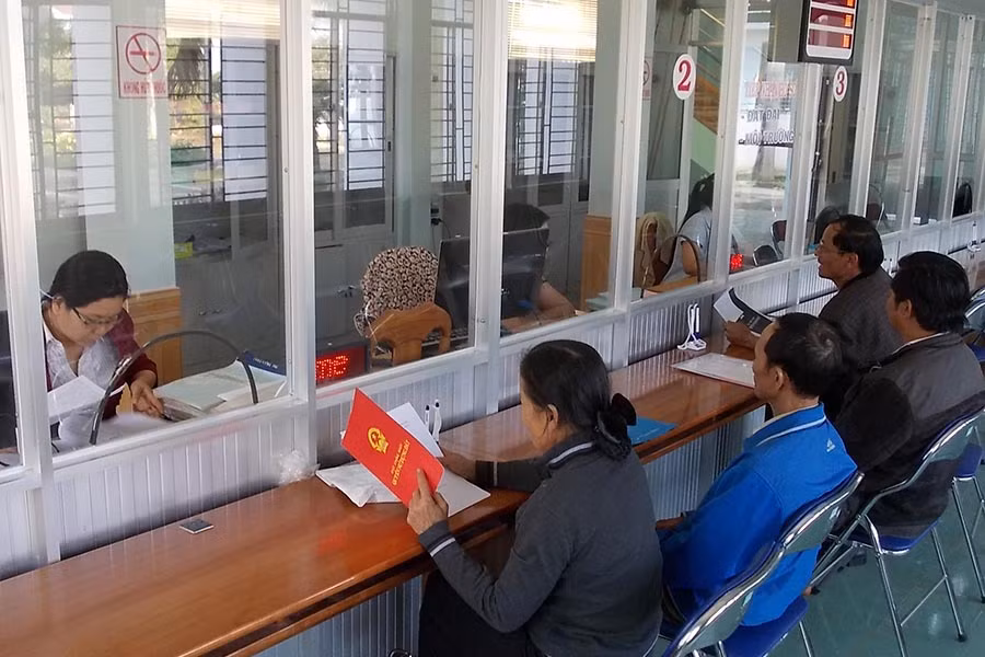  Giải quyết thủ tục hành chính trong lĩnh vực đất đai. Ảnh: T.N
