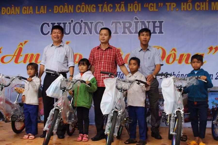 Trao xe đạp cho các em học sinh ở xã Hà Tây, huyện Chư Pah. Ảnh: P.L Trao xe đạp cho các em học sinh ở xã Hà Tây, huyện Chư Pah. Ảnh: P.L