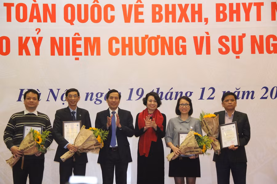 Nhà báo Trần Văn Nghĩa-Ủy viên Ban Chấp hành Trung ương Hội Nhà báo Việt Nam khóa X, Chủ tịch Hội nhà báo tỉnh Gia Lai (bìa phải) nhận giải tập thể.