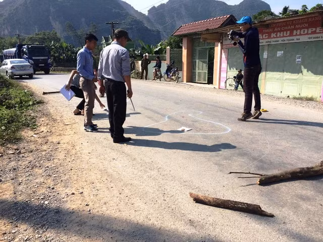 Lực lượng chức năng tiến hành khám nghiệm hiện trường nơi xảy ra án mạng. (Ảnh: Dân trí)