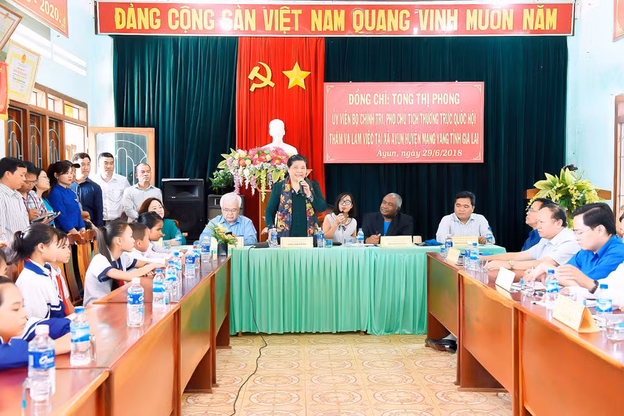 Phó Chủ tịch Thường trực Quốc hội Tòng Thị Phóng thăm hỏi, động viên người dân xã Ayun (huyện Mang Yang). Ảnh: Đức Thụy