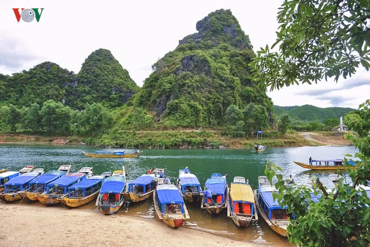 “Vương quốc hang động, thiên đường cát trắng” Quảng Bình có vô số các điểm đến để bạn đi mỏi chân: tắm biển Nhật Lệ, khám phá Hang Tối - sông Chày, suối Moọc,…