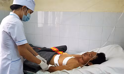  Nạn nhân bị trộm chém trọng thương đang điều trị ở bệnh viện.