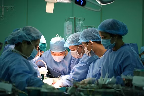  Êkip bác sĩ đang tiến hành phẫu thuật cho anh V.