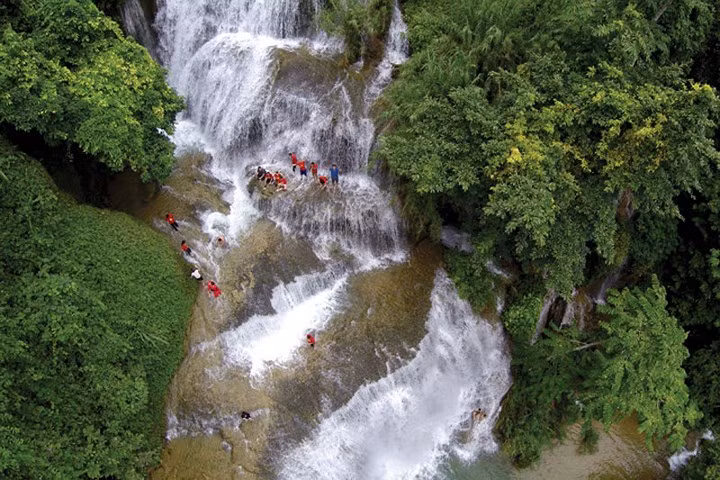 Cửu thác Tú Sơn: Khu du lịch Cửu Thác Tú Sơn nằm cạnh quốc lộ 12B, trên địa phận xóm Củ, xã Tú Sơn, huyện Kim Bôi. Ở độ cao trên 1000 mét, thiên nhiên nơi đây hùng vĩ, mát mẻ. Cửu thác Tú Sơn tự hào với có tới chín con thác như: thác Tiên Tắm, thác tình Âu Cơ, thác Trải Chiếu Quan Lang, Thác nàng Út Lót, Thác Bạc, Thác Triệu Phu, Tháng Thượng Ngàn, Thác Mẫu, Thác Thiên Ngọc Thạch. Ảnh: Du lịch 24h