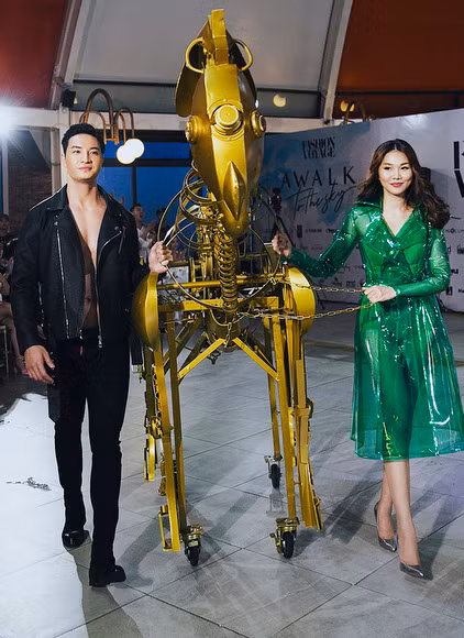 Thanh Hằng và Nguyễn Văn Sơn là người khép lại show "Dạo bước trên mây" do đạo diễn Long Kan thực hiện ở Bà Nà, Đà Nẵng. Siêu mẫu mặc váy làm từ chất liệu nhựa trong suốt màu xanh lá. Thanh Hằng và Nguyễn Văn Sơn là người khép lại show