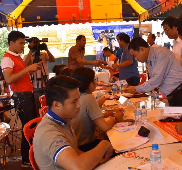 Theo thông tin từ ông ông Súc Sã Máy-Chăn Thă Mạt-Phó Chủ tịch UBND tỉnh Attapeu, ngoài hàng ngàn tấn hàng hóa, số tiền mặt hỗ trợ dân bị ảnh hưởng do sự cố vỡ đập thủy điện là khoảng 35 tỉ kíp (khoảng gần 100 tỉ đồng Việt Nam đồng)
