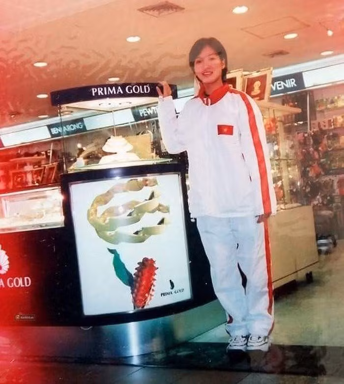 Huyền Trang chụp ảnh lưu niệm trong một chuyến thi đấu nước ngoài. Huyền Trang chụp ảnh lưu niệm trong một chuyến thi đấu nước ngoài.
