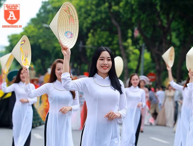 Màn trình diễn áo dài ở phố đi bộ Hồ Gươm góp phần cho công chúng được trải nghiệm một cách trực quan, sinh động về giá trị nhiều mặt của áo dài Màn trình diễn áo dài ở phố đi bộ Hồ Gươm góp phần cho công chúng được trải nghiệm một cách trực quan, sinh động về giá trị nhiều mặt của áo dài