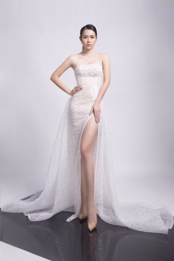  Diệp Bảo Ngọc làm mẫu ảnh trở lại sau 5 năm sinh con. Cô diện những trang phục mới nhất của nhà thiết kế Đức Vincie. Bộ váy dạ hội có chất liệu xuyên thấu và đường xẻ cao giúp người đẹp khoe chân thon.