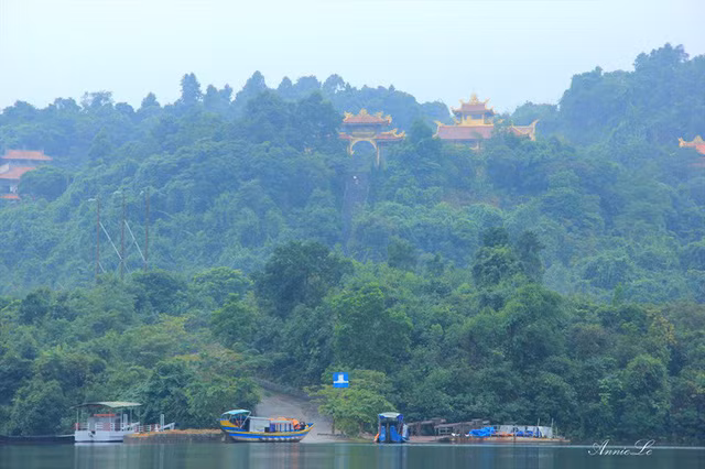  Xung quanh thiền viện là những áng mây trắng bồng bềnh trôi dưới đáy hồ nước trong xanh. 