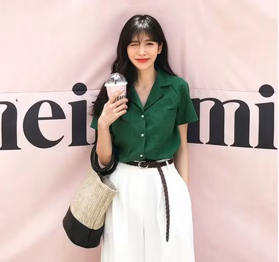 Sơ mi line với kiểu cổ vest tạo nên tổng thể hài hòa khi được phối cùng quần suông ống rộng, túi vải bố. Sơ mi line với kiểu cổ vest tạo nên tổng thể hài hòa khi được phối cùng quần suông ống rộng, túi vải bố.