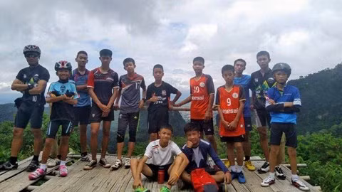  Hình ảnh 12 cậu bé trong đội bóng thiếu niên 