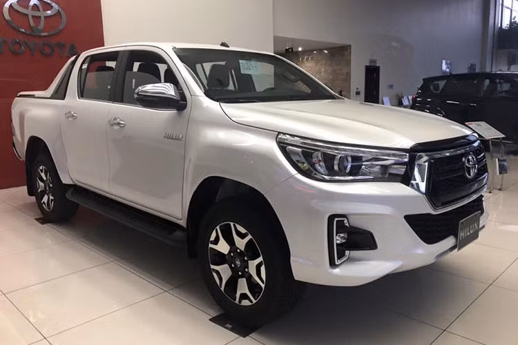  Phiên bản cao cấp 2.8G của mẫu bán tải Toyota Hilux mới hiện có mức giá chính hãng là 878 triệu đồng. Tại thị trường Việt Nam mẫu xe nhập khẩu này có giá bán cao hơn các phiên bản cao cấp của Chevrolet Colorado, Nissan Navara, Mitsubishi Triton nhưng thấp hơn Ford Ranger. 