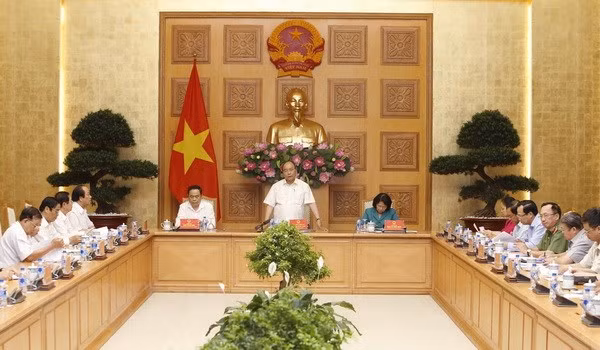 Thủ tướng Nguyễn Xuân Phúc, Chủ tịch Hội đồng Thi đua-Khen thưởng Trung ương, phát biểu tại cuộc họp. 
