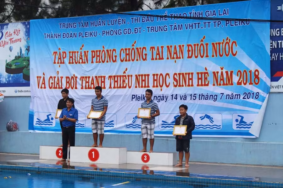 Ban tổ chức trao giải cho các vận động viên đạt thành cao. Ảnh: Phan Lài