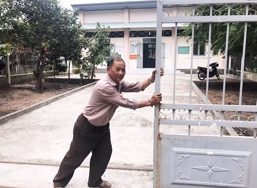  Ông Nay Ka-Bí thư chi bộ buôn Phu Ma Nhe 2 (xã Ia Rtô) trước nhà sinh hoạt cộng đồng do gia đình ông hiến đất để xây dựng. Ảnh: Đ.P