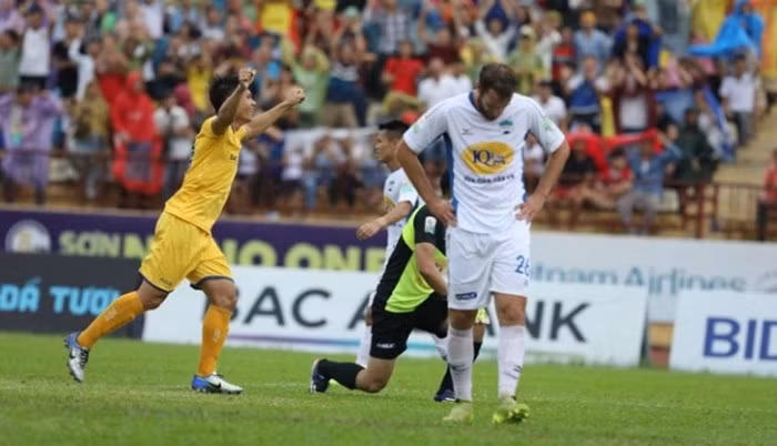  Xuân Mạnh ăn mừng bàn nâng tỷ số lên 2-0 cho SLNA trước HAGL chiều nay. Ảnh: I.T