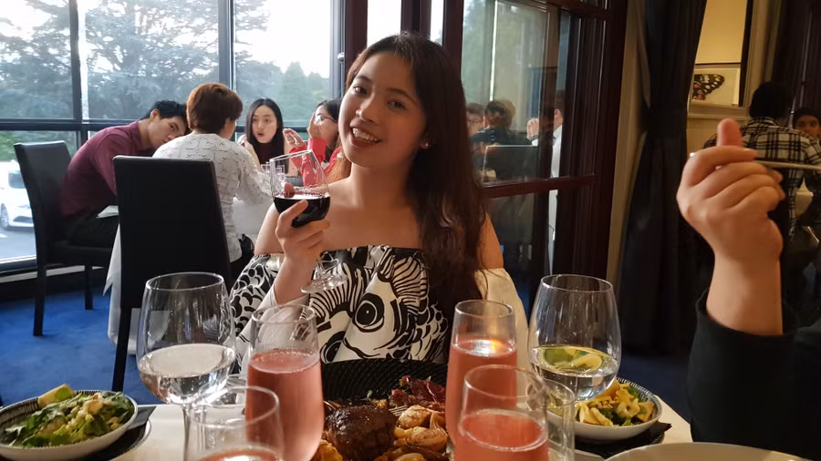  Trước câu hỏi vì sao không tận dụng thời cơ này để gia nhập showbiz, Hà Chi thẳng thắn: 