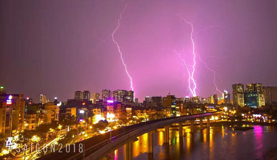 Thành phố trong cơn giông - khung cảnh một góc hồ Hoàng Cầu (Hà Nội) được Nguyễn Duy Quân ghi lại đẹp mắt.