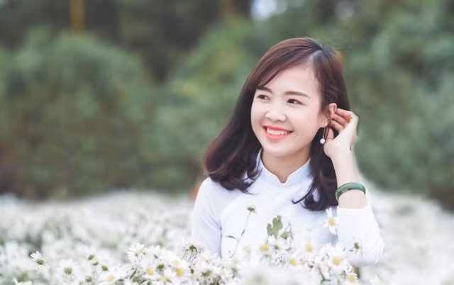  Em chọn cách mỉm cười đi qua ngày bão giông của cuộc đời... (Ảnh minh họa: Yến)