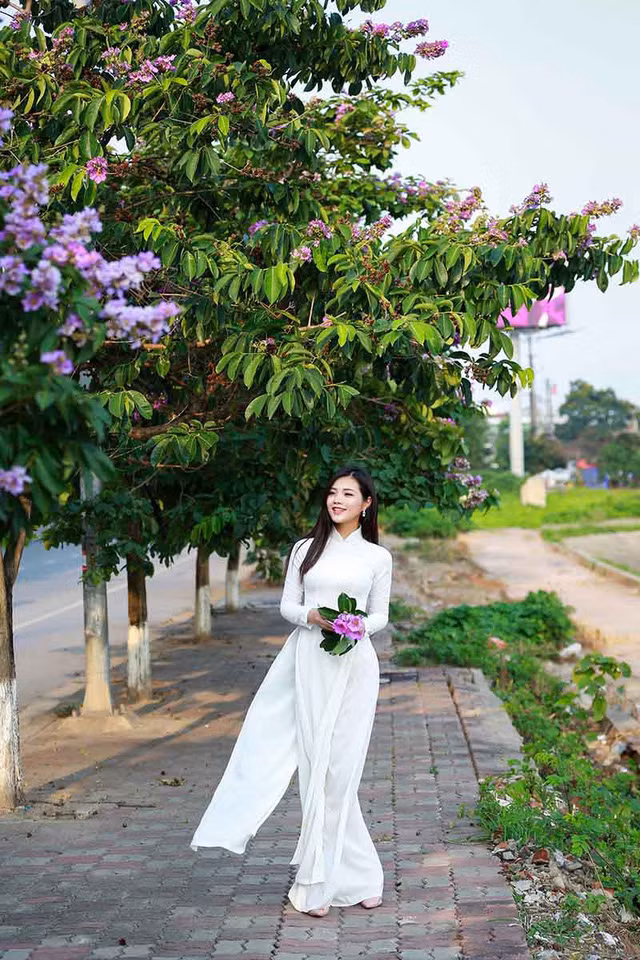 Song Ngân quan niệm rằng cuộc sống vốn dĩ luôn biến động và thay đổi không ngừng nên bản thân cô nhìn mọi điều bằng ánh mắt tích cực để mọi thứ trở nên “dễ thở” hơn. Bởi thế dù đứng trước khó khăn cô gái này luôn giữ cho mình tinh thần lạc quan và nụ cười yêu đời để vượt qua tất cả, hoàn thiện bản thân.