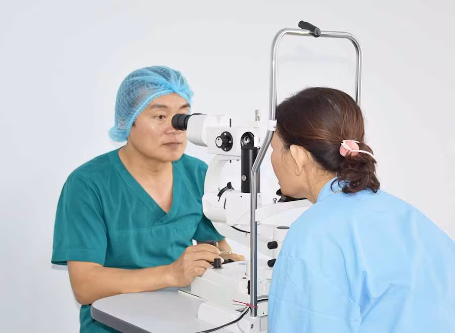  Giám đốc Bệnh viện khám cho bệnh nhân trước khi mổ mắt miễn phí. Ảnh: N.T