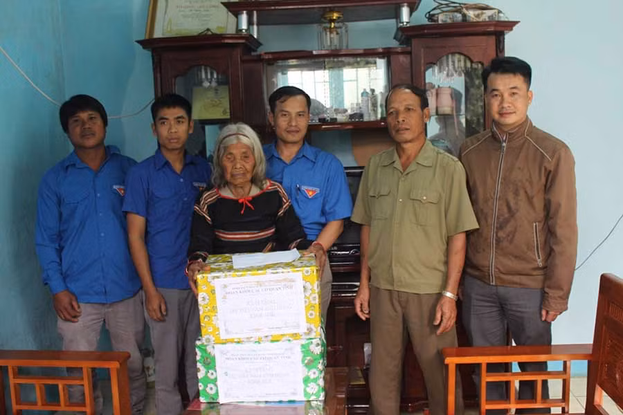 Đoàn khối các cơ quan tỉnh tặng quà Mẹ Việt Nam anh hùng Ksor Suê. Ảnh: P.L