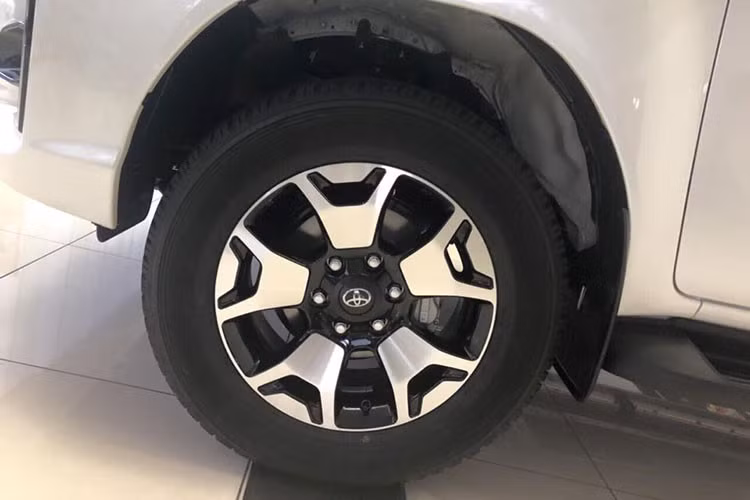 Trên cản va trước có cụm đèn sương mù cỡ nhỏ, nằm cạnh chi tiết trang trí hình chữ C mạ crôm. Riêng phần sườn và đuôi xe của Toyota Hilux 2018 mới không thay đổi đáng kể so với trước. Kính sau xe được gắn hệ thống sưởi, cùng với đó là hệ thống đèn sương mù LED và bộ vành hợp kim 18 inch nằm trong lốp chạy trên mọi địa hình.