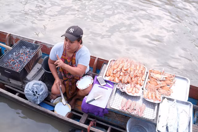  Hải sản được bán tại các chợ nổi ở Thái Lan hấp dẫn với du khách Việt Nam và nhiều nước khác