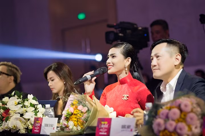  Trương Thị May đã cùng các thành viên BGK khác gồm Diễn viên, giảng viên Thiết kế thời trang – Midu, nhiếp ảnh gia – Quốc Huy, nhà văn – MC Tùng Leo và Nhà báo Lý Minh Tùng tìm ra những cá nhân xuất sắc nhất.