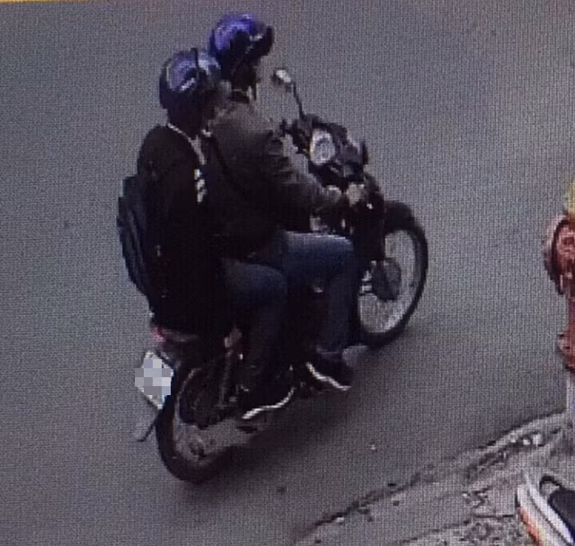 Hai nghi phạm ném thuốc nổ vào trụ sở công an phường 12 Tân Bình được camera ghi lại