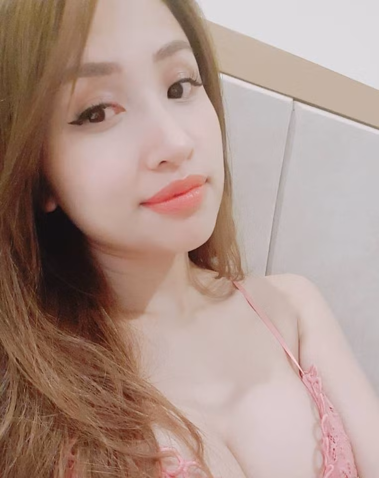  Bà mẹ một con này từng là một trong những hotgirl thế hệ đầu đình đám ở Hà Nội. Sau 2 năm tham gia bộ phim Nhật Ký Vàng Anh (2006), Vân Hugo bất ngờ đi du học, kết hôn và sinh con đầu lòng. Người đẹp gần như 