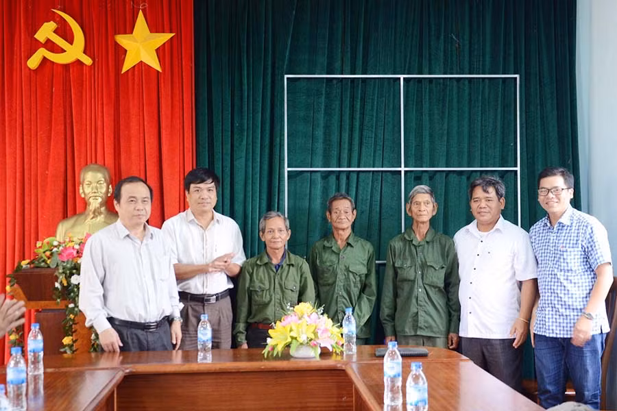 Lãnh đạo tỉnh thăm và tặng quà các gia đình chính sách. Ảnh: P.L