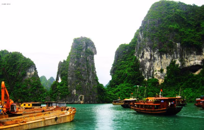 Vịnh Hạ Long luôn là một trong những điểm đến đông đảo du khách của Việt Nam.
