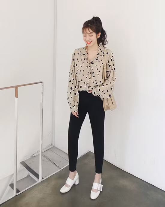 Những kiểu áo hoạ tiết màu thanh nhã dễ dàng tạo nên sự liên kết với trang phục và phụ kiện trắng đen.