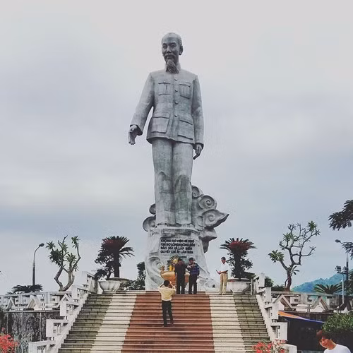  Tượng đài Bác Hồ: Nằm trên đồi Ông Tượng được khánh thành năm 1997, tượng đài Bác Hồ có chiều cao 18 m, trong đó, phần thân Tượng Bác cao 13,5 m (tính từ chân dép cao su trở lên tới đỉnh đầu), bệ tượng (phần sóng nước mây trời) cao 4,5 m. Tượng đài Bác nặng khoảng 400 tấn, bằng chất liệu bê tông siêu cao, bê tông granít do Viện Vật liệu xây dựng nghiên cứu và thực hiện theo yêu cầu của công trình. (Ảnh KT)