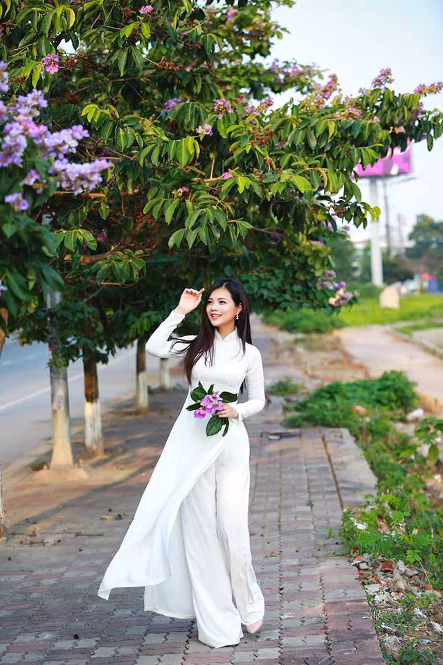 Được biết hiện tại Song Ngân xuất sắc giành được tấm vé bước vào chung kết cuộc thi Hoa khôi sắc đẹp quyền năng 2018. Trước đó cô gái sinh năm 1993 từng được biết đến khi giành được một số thành tích như Top 20 cuộc thi Qúy cô công sở 2015, Á quân cuộc thi Mr & Ms VTC 2017, Top 20 cuộc thi The Beauty 2017,...