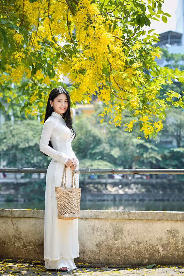 Từ khi được biết tới trên mạng xã hội, Kim Khánh thường nhận được lời mời đi chụp ảnh. Lần này, Khánh ra Hà Nội thực hiện bộ ảnh mang ý tưởng người đẹp bên hoa muồng hoàng yến cùng với nhiếp ảnh gia Lê Xuân Bách. Từ khi được biết tới trên mạng xã hội, Kim Khánh thường nhận được lời mời đi chụp ảnh. Lần này, Khánh ra Hà Nội thực hiện bộ ảnh mang ý tưởng người đẹp bên hoa muồng hoàng yến cùng với nhiếp ảnh gia Lê Xuân Bách.