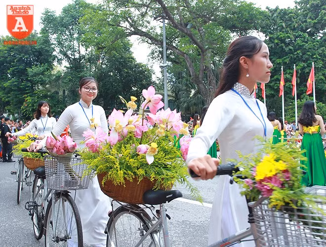 Vẻ đẹp của tà áo dài tôn thêm nét duyên dáng, thanh lịch đầy nữ tính của người phụ nữ Hà Nội bên những xe hoa Vẻ đẹp của tà áo dài tôn thêm nét duyên dáng, thanh lịch đầy nữ tính của người phụ nữ Hà Nội bên những xe hoa