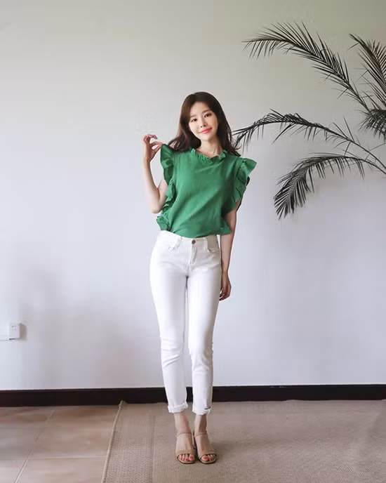 Những đường bèo nhún được sử dụng để tăng sức hút cho kiểu áo sát nách quen thuộc. Những đường bèo nhún được sử dụng để tăng sức hút cho kiểu áo sát nách quen thuộc.