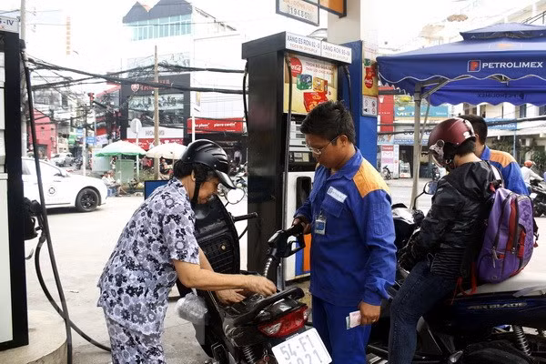 Người dân vẫn bơm xăng RON 95 tại cây xăng Petrolimex góc Trần Quang Diệu, quận 3, TP.HCM. (Ảnh: Hoàng Hải/TTXVN)