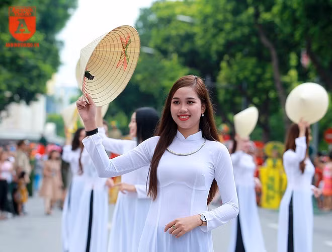 Thông qua đó hiểu rõ hơn giá trị bền vững của trang phục đã trở thành biểu tượng cho cái đẹp của người phụ nữ Hà Nội nói riêng và của cả dân tộc Việt Nam nói chung Thông qua đó hiểu rõ hơn giá trị bền vững của trang phục đã trở thành biểu tượng cho cái đẹp của người phụ nữ Hà Nội nói riêng và của cả dân tộc Việt Nam nói chung