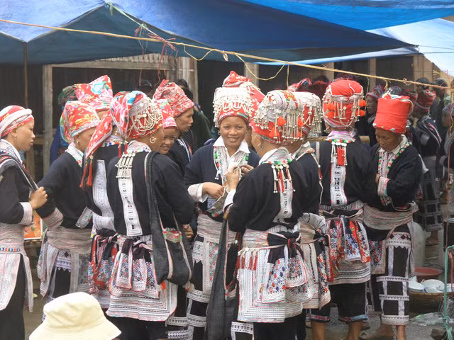 Gặp gỡ bạn bè trong ngày chợ phiên Mường Hum Gặp gỡ bạn bè trong ngày chợ phiên Mường Hum