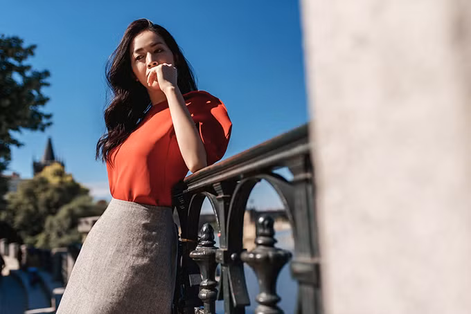 Áo tông màu nổi bật được phối cùng chân váy gam trung tính giúp tổng thể có được sự cân bằng, hài hoà.